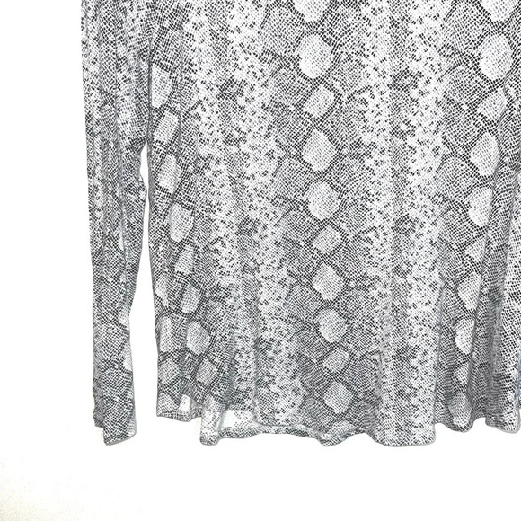 Maurices 24/7 White & Gray Snakeskin Mock Neck Long Sleeve Tee Medium Women’s - Picture 5 of 11